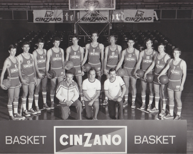 La formazione della Olimpia Cinzano Milano 1975-76 (da sinistra): Francescatto, Bianchi, Friz, Borghese, Ferracini, Sabatini, Robbins, Borlenghi, Silvester, Brumatti, Benatti; in ginocchio lo staff: Mass. Cattaneo, coach Faina, vice Cappellari